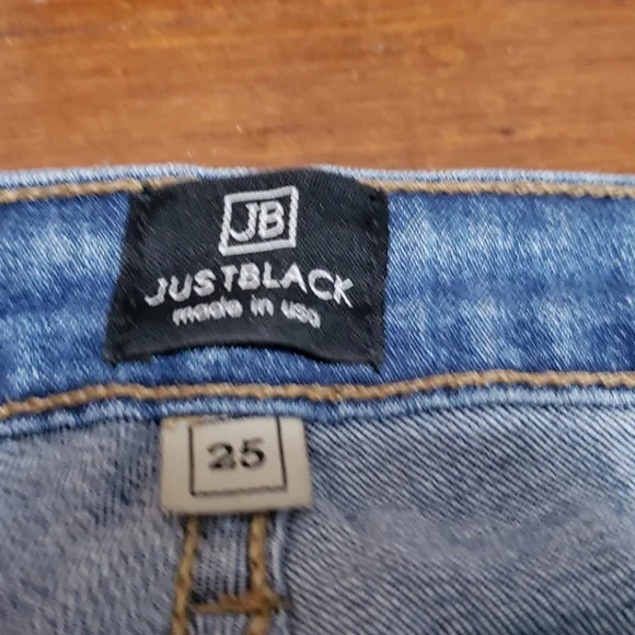 Distressed jeans - Picture 3 of 3